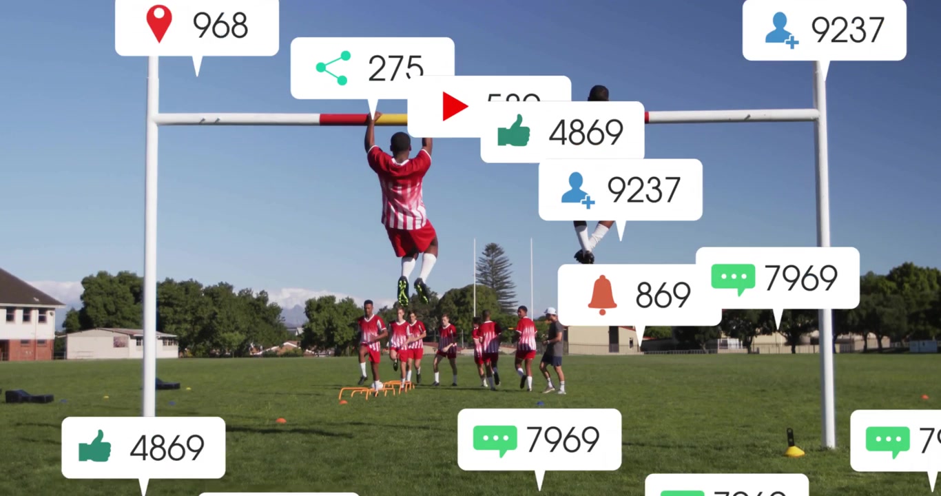 Voetballers doen pull-ups aan de doelpaal met social media-pictogrammen