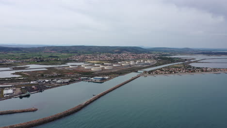 Contenedores-De-Aceite-Canal-Frontignan-Vista-Aérea-Drone-Día-Nublado-Francia