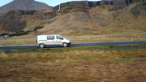 coche conduce por una carretera escénica en islandia