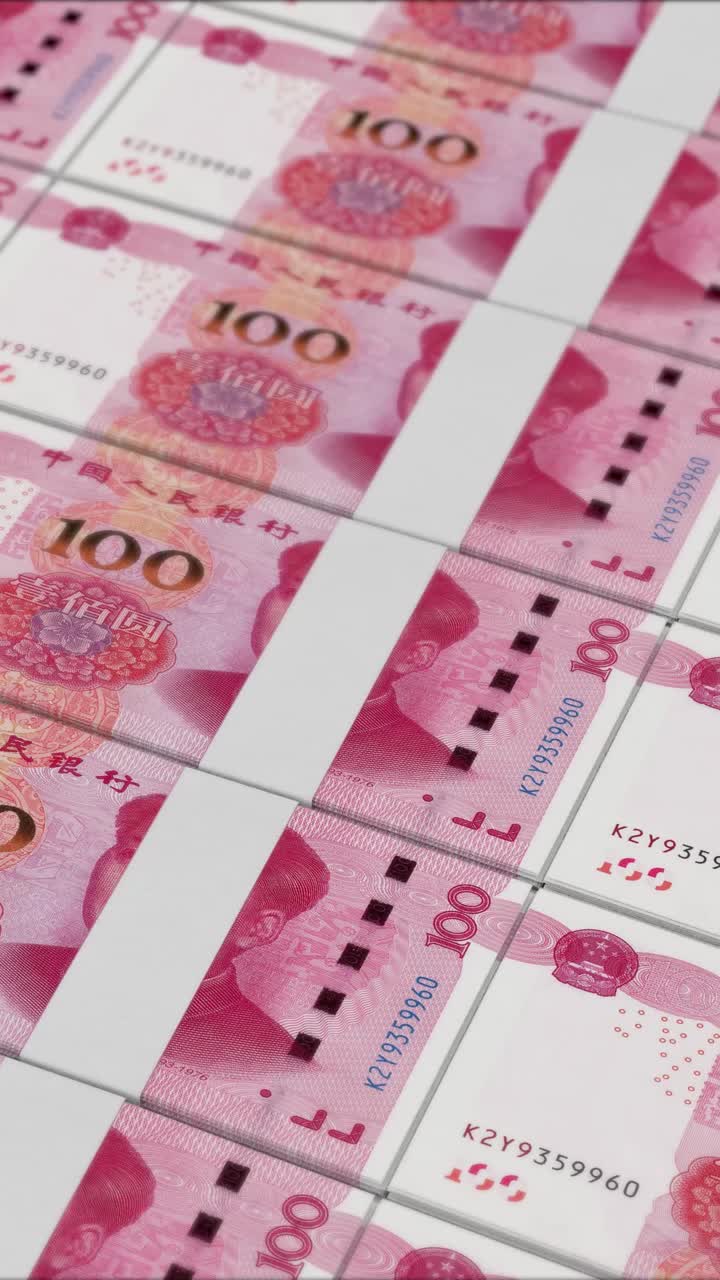 Vídeo vertical de 100 notas de Renminbi Chinês sendo impressas por uma prensa de dinheiro.