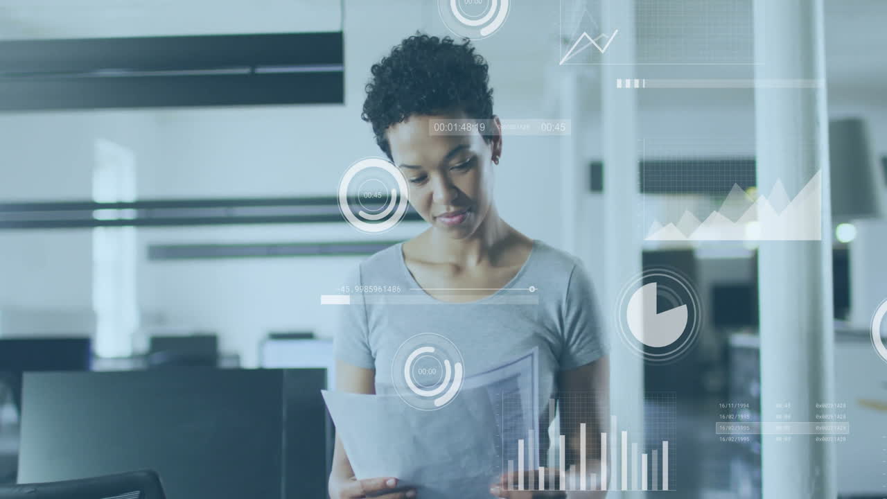 análisis de documentos, mujer de negocios con animación de visualización de datos sobre el fondo de la oficina