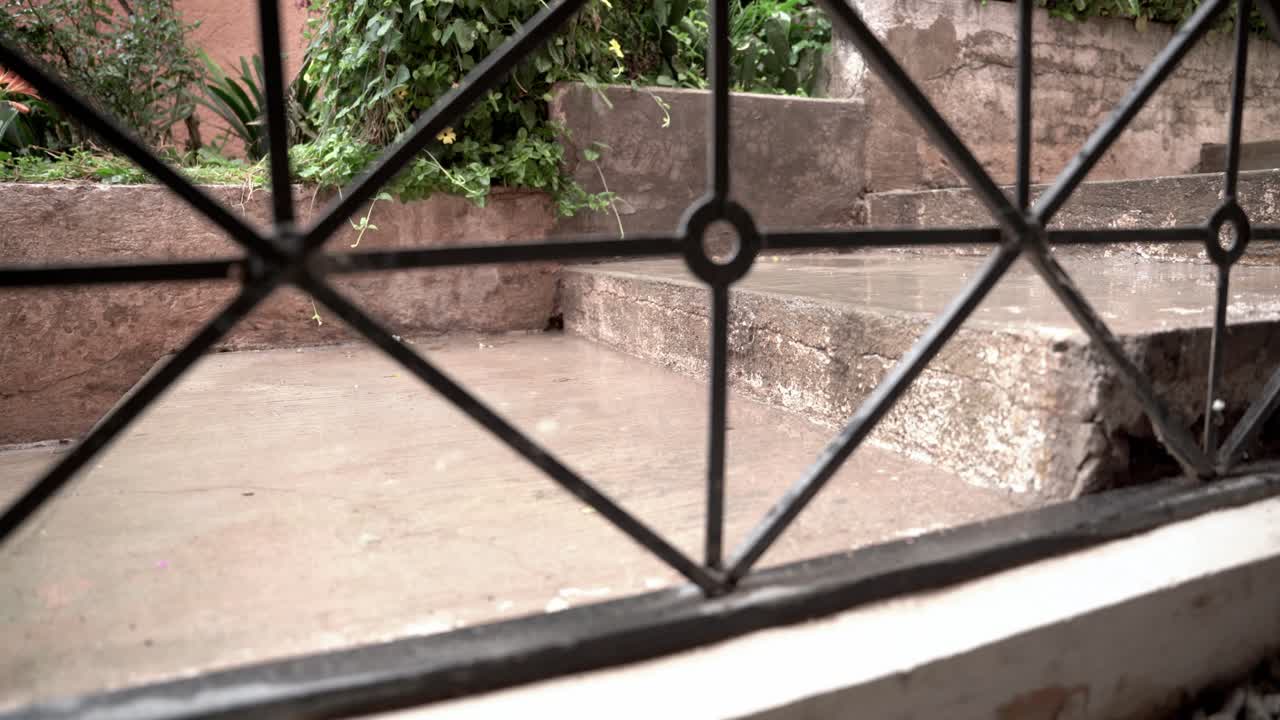 persona bajando las escaleras mientras llueve