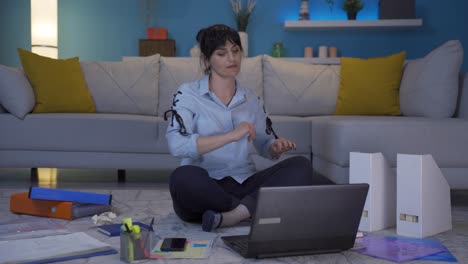 trabajadora de oficina en casa, mujer deprimida e infeliz.