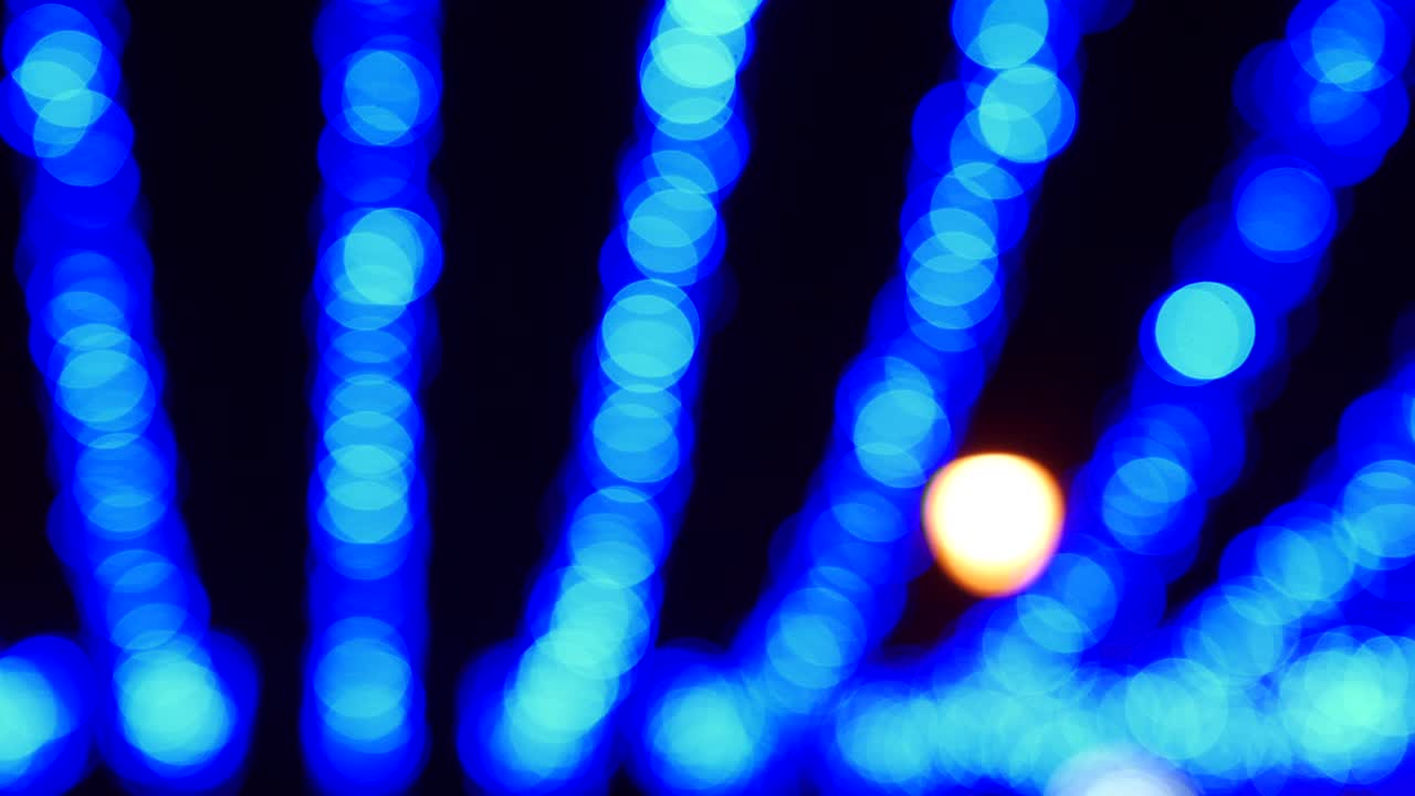 iluminación festiva en la calle por la noche, luces de la ciudad de bokeh desenfocadas.