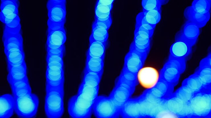 Luminarie festive in strada di notte, luci della città sfocate con effetto bokeh