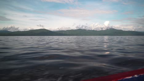 Espuma-De-Mar-A-Lo-Largo-Del-Costado-De-Un-Barco-De-Madera-Que-Va-A-Gran-Velocidad-Sobre-El-Agua-De-La-Leva