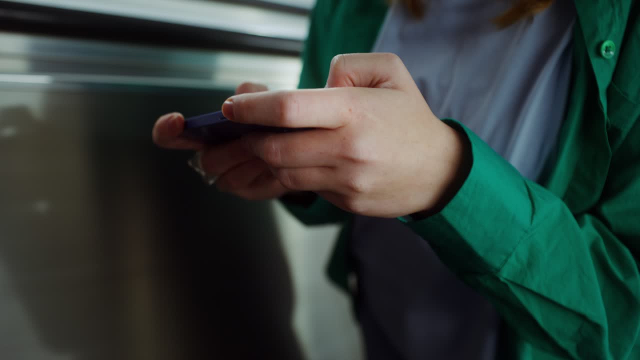 женщина, использующая смартфон