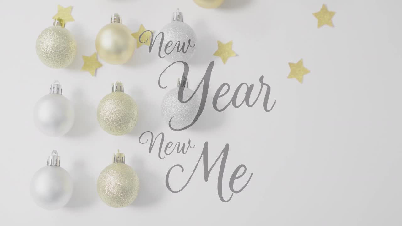 анимация нового года новый я текст над рождественскими шашками.