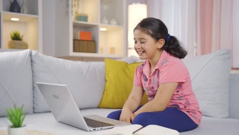 niña haciendo una videollamada en una computadora portátil.