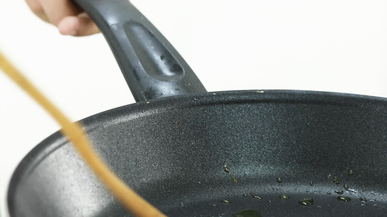 뜨거운 가스 스토브에 긴 돼지고기와 녹은 버터를 맛있고 좋은 새를 위해 집에서 만든 햄버거를 만드는 재료를 준비하십시오.