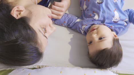 Madre-Mirando-A-Su-Bebé-En-La-Cama.-Amigable-Y-Pacífico.