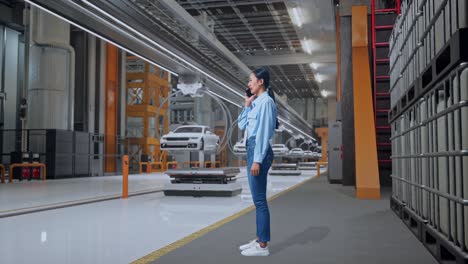 mujer trabajando en una fábrica de automóviles modernos