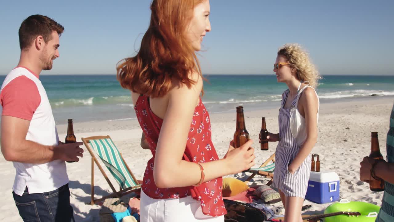 해변 4k에서 바베큐를 하는 젊은 성인 친구들