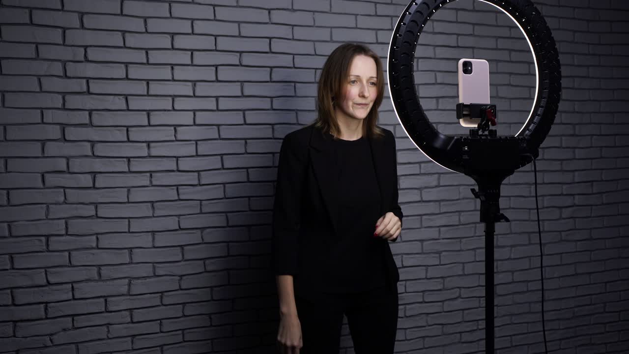 fotografía de una chica hablando con sus seguidores para su blog.