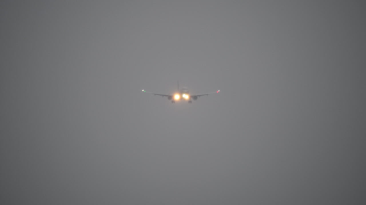 un avión volando en el cielo sombrío