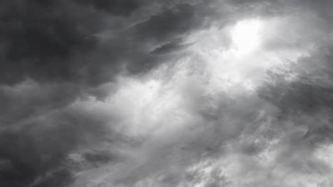 el cielo era oscuro y dramático lleno de destellos de relámpagos