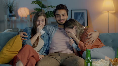 amigos viendo una película