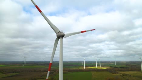 vista aérea de una granja de energía eólica limpia y renovable en movimiento que convierte energía cinética industria eléctrica moderna protección del medio ambiente innovación ecosistema generador de electricidad turbinas eólicas