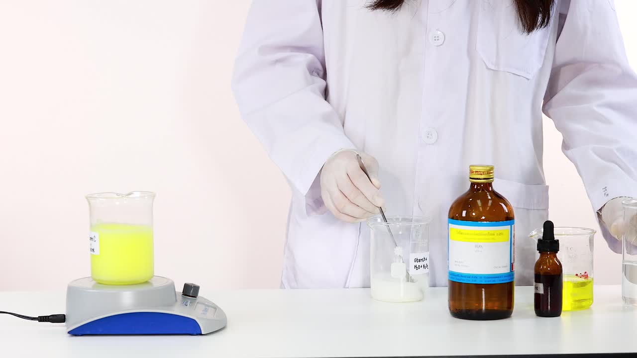 화학 물질을 는 과학자, 요오드 시계 반응 실험을 보여주고 있다.