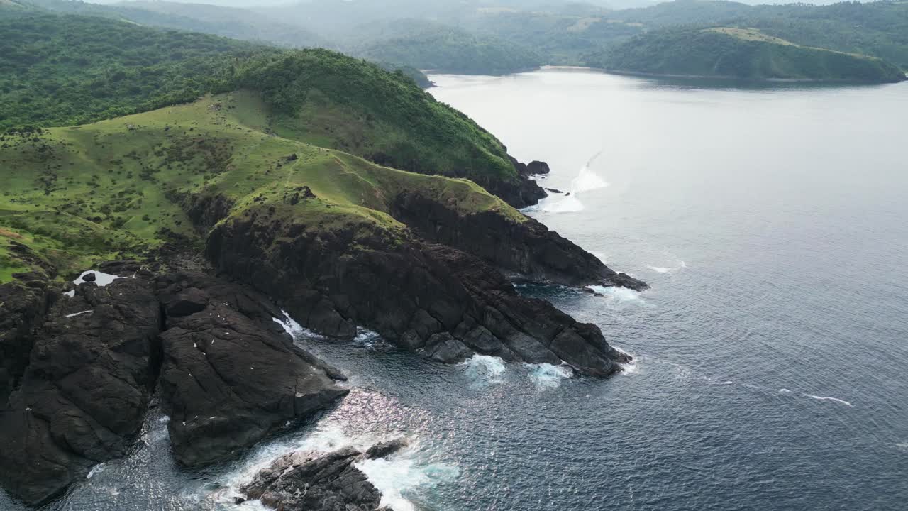 vista panorámica sobre el paisaje marítimo y el promontorio en baras, catanduanes, filipinas - toma de avión no tripulado