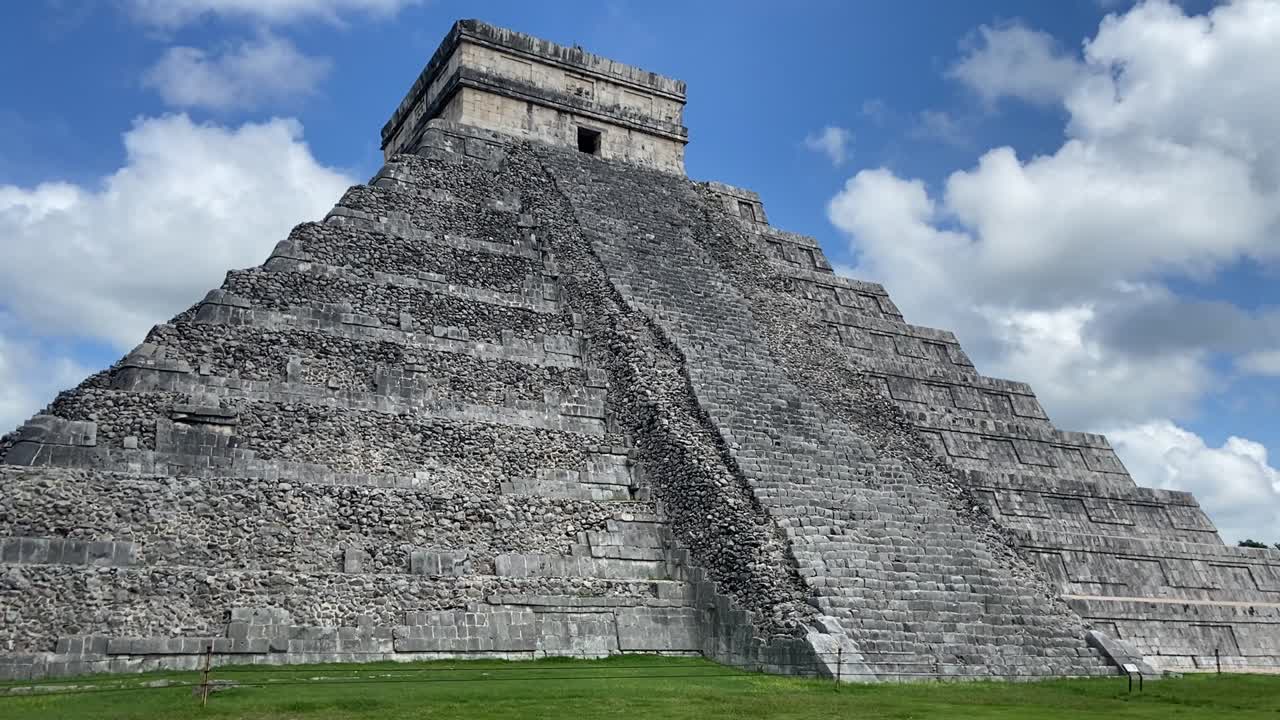 다른 쪽에서 chichen itza 멕시코에 있는 유명한 마야 사원의 느린 팬