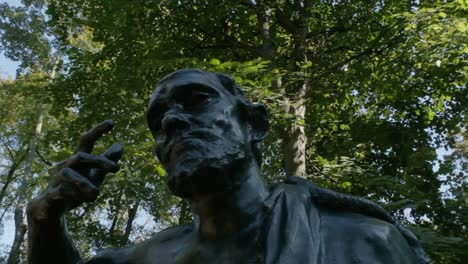 statua di un vecchio fatta dallo scultore francese auguste rodin a parigi