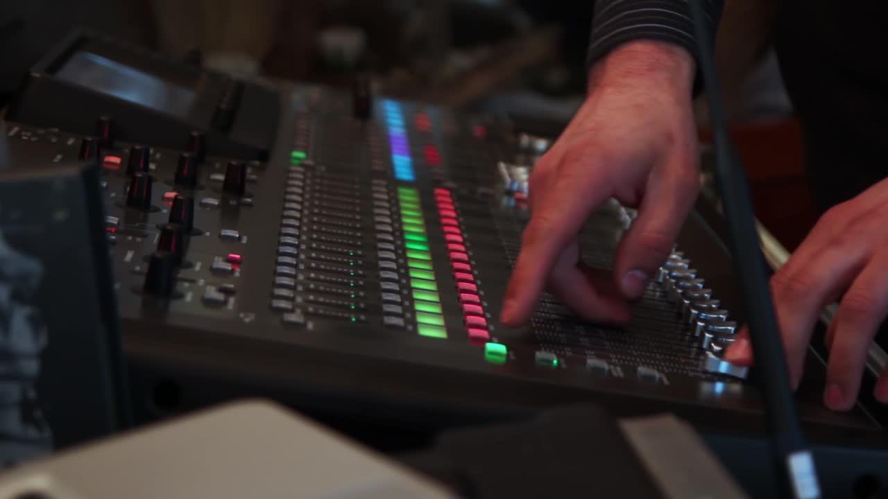 toma en mano de un dj manejando un dj pult