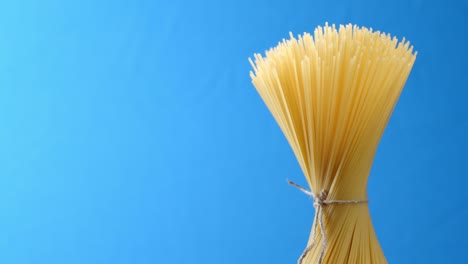 la corbata con la cuerda de la pasta de espagueti seca gira lentamente.