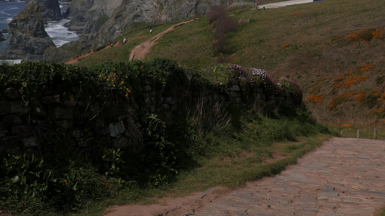 vista del camino costero de piedra que se inclina hacia abajo para explorar los escalones de bedruthan, tiro estático