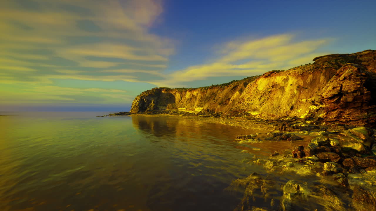 La aventura junto al mar te espera; un desafiante paisaje costero invita a la exploración.