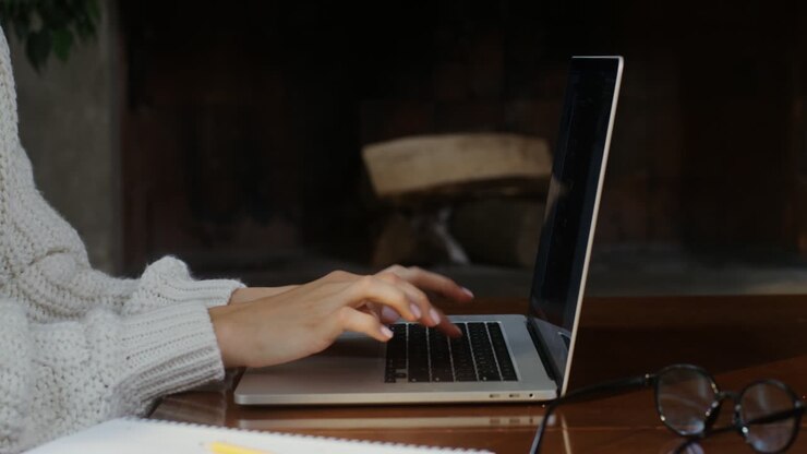 Frau arbeitet an einem Laptop