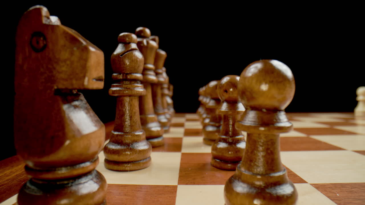 piezas de tablero de ajedrez, macro retroceder entre piezas negras, cámara lenta