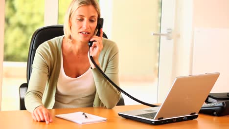 Mujer-Hablando-Por-Telefono