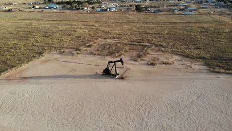 Ubicado-A-Las-Afueras-De-La-Ciudad-De-Midland,-Texas,-Solo-Hay-Campos-De-Pumpjacks