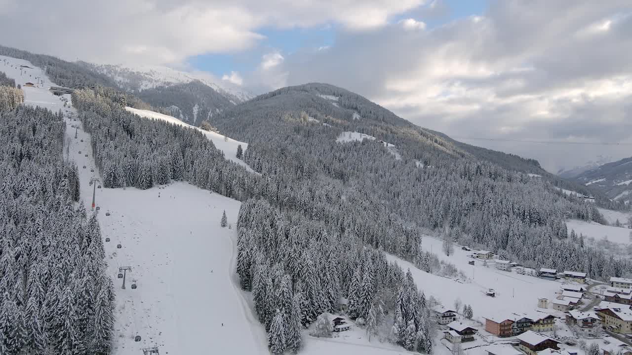 Ripresa aerea di una cittadina montana innevata.
