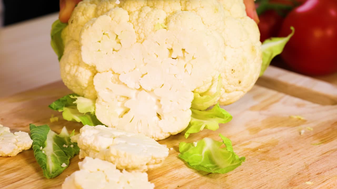 보드 에 칼 을 넣고 꽃고기 를 잘라내는 것