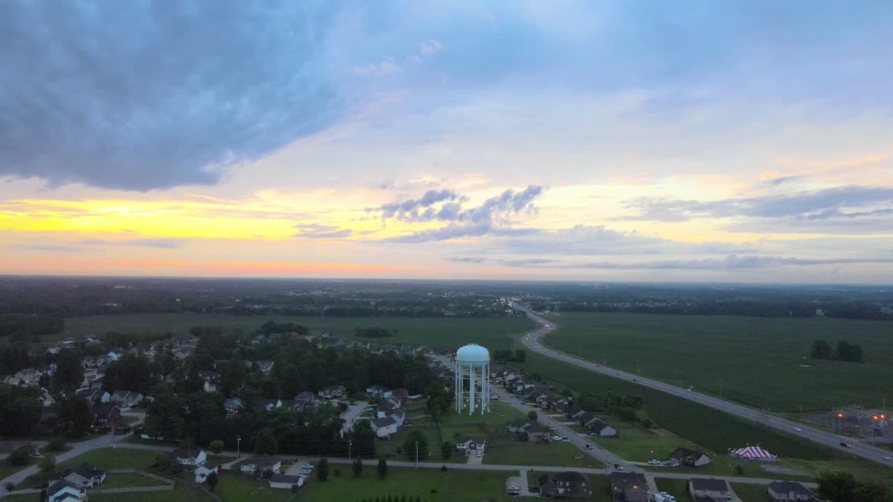 플라이어웨이 샷, 아름다운 일출 동안 교외와 급수탑을 드러내다