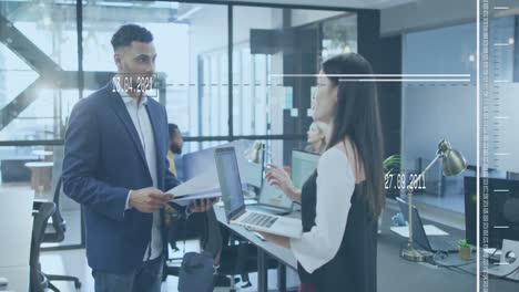 animación de líneas móviles con fechas cambiantes sobre diversos compañeros de trabajo discutiendo informes en la oficina