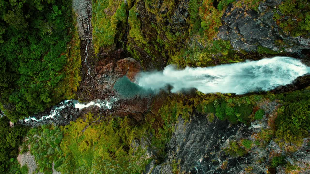 nueva zelanda drone aérea de la cascada de punchbowl del diablo, la cámara se cierne por encima
