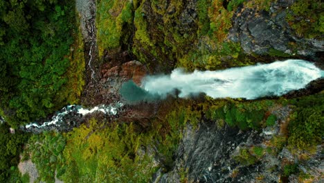 Nueva-Zelanda-Drone-Aéreo-De-La-Cascada-Devil&#39;s-Punchbowl,-La-Cámara-Se-Cierne-Sobre