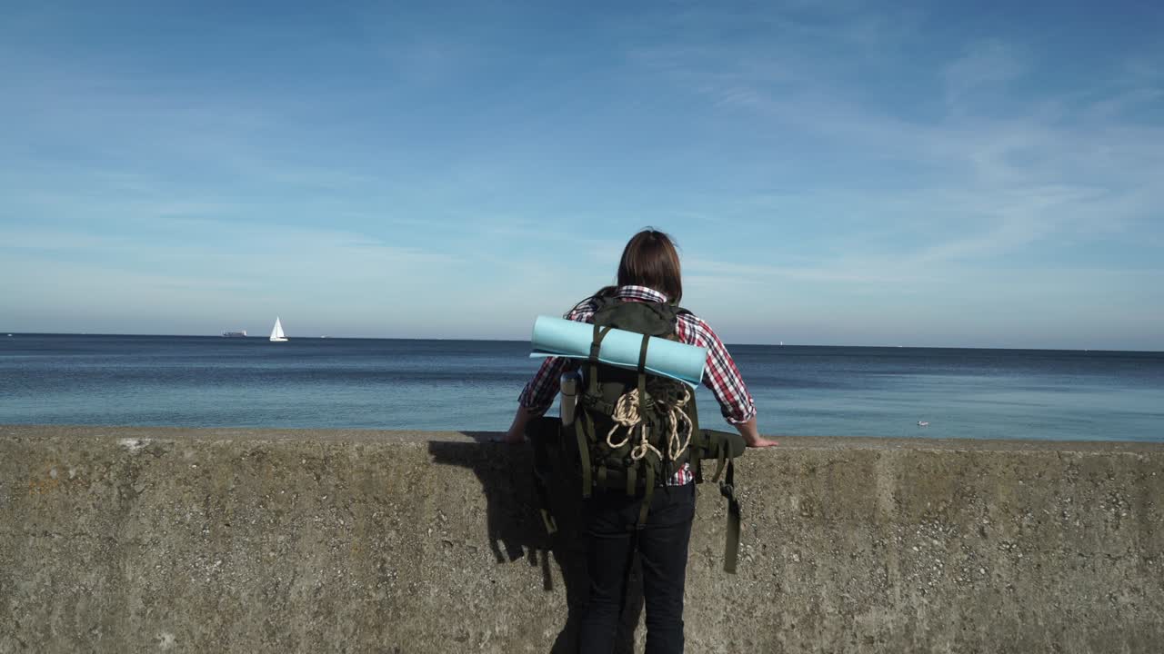배을 들고 바가에서 산책하는 남자 산책자 4k