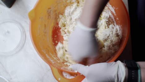 preparación de pastel de queso griego tradicional