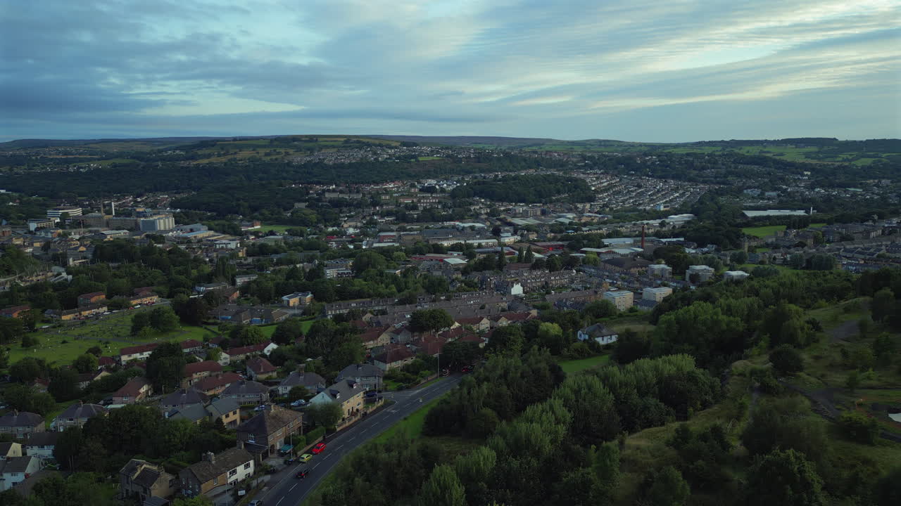 브래드포드 교외의 wrose에서 드론 촬영을 확립하는 상승