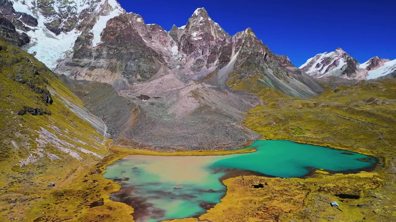 Un vasto panorama aereo che mostra i vivaci laghi glaciali multicolori lungo il rinomato circuito di trekking dell'Ausangate in Perù