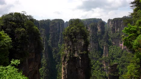 vista estática directa de la montaña hallelijah rodeada de exuberante vegetación y altas montañas, china