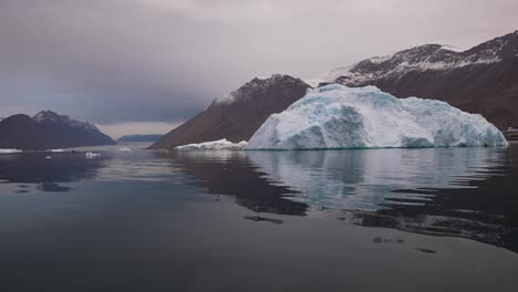 Icebergs-En-Aguas-Frías-Del-Círculo-Polar-ártico,-Isfjord,-Archipiélago-De-La-Isla-De-Svalbard,-Noruega