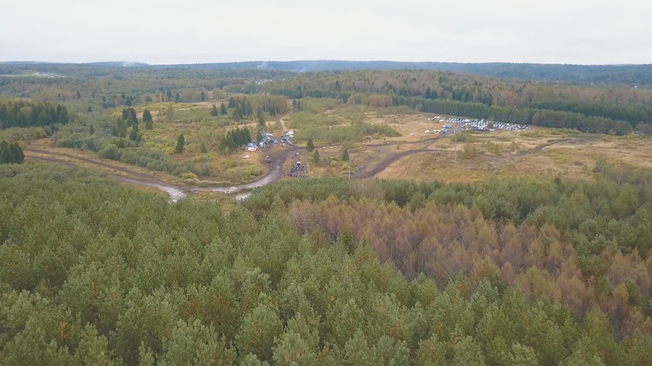 숲 속 의 오프 로드 차량 경쟁 의 공중 사진
