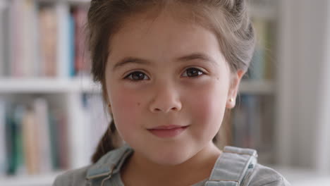 retrato de una hermosa niña sonriendo con la curiosidad natural de la infancia buscando un niño alegre con una expresión juguetona inocente imágenes de 4k