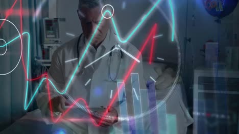 Animación-De-Procesamiento-De-Datos-Y-Gráficos-Sobre-Un-Médico-Caucásico-Senior-Con-Tableta