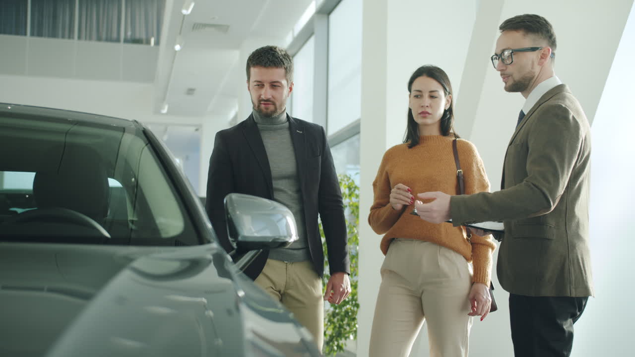 asesoramiento de clientes de salones de exhibición de automóviles